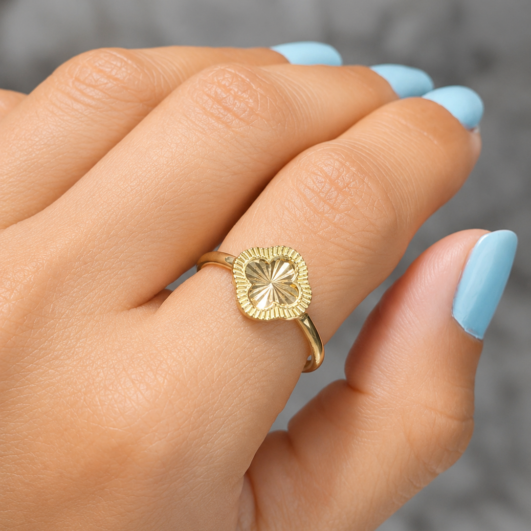 Anillo Trébol / 1,5 g / Talla 8 / Oro 18K