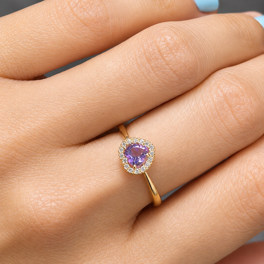 Anillo de Corazón con Piedra Morada / 2.1 / Talla 7 / Oro de 18K