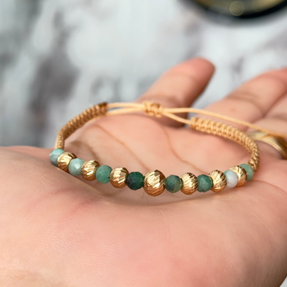 Pulsera con esmeralda muralla y cuentas de oro de 5 y 6 mm