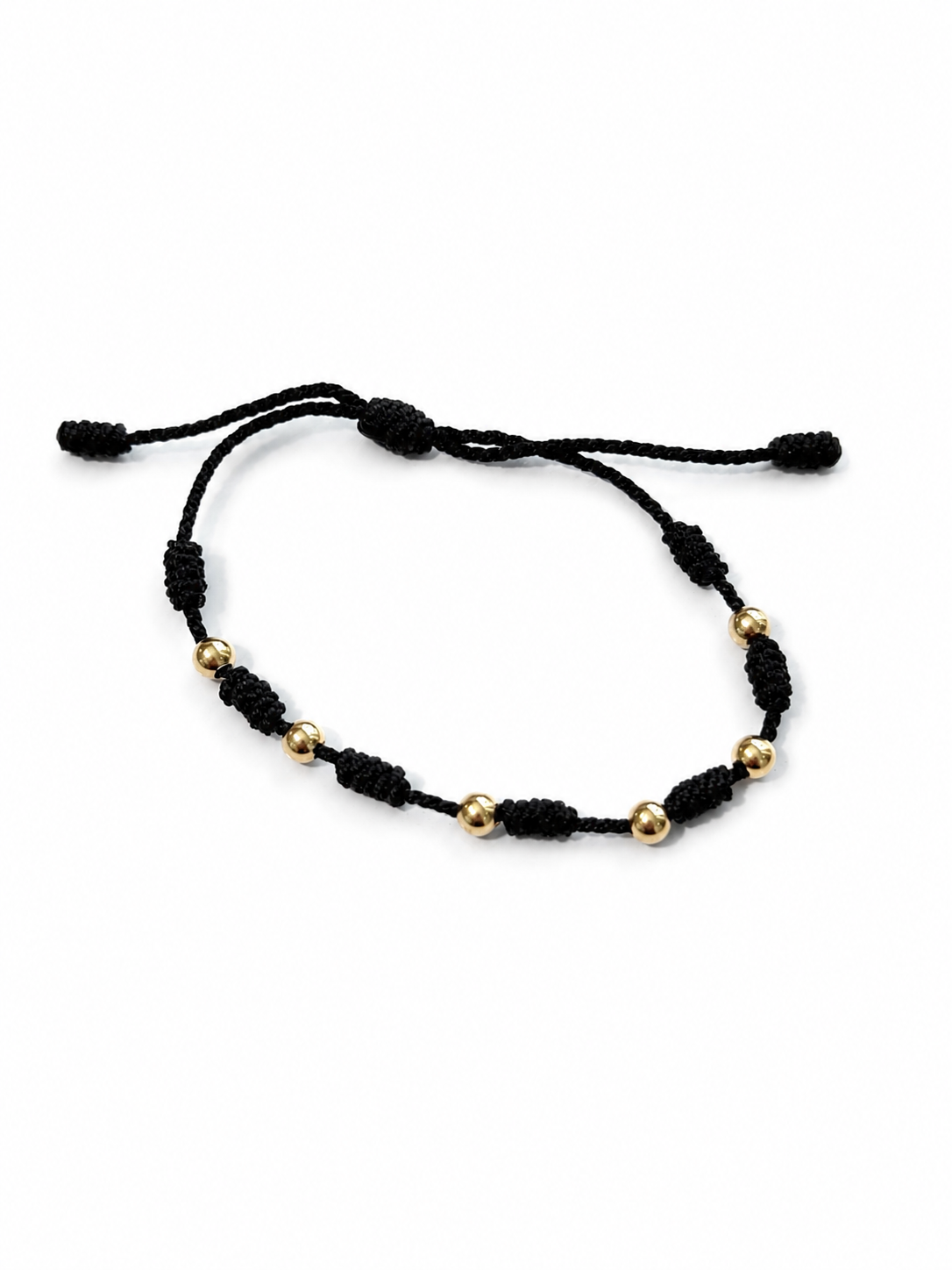 7/PULSERA NUDO CON CUENTAS DE ORO