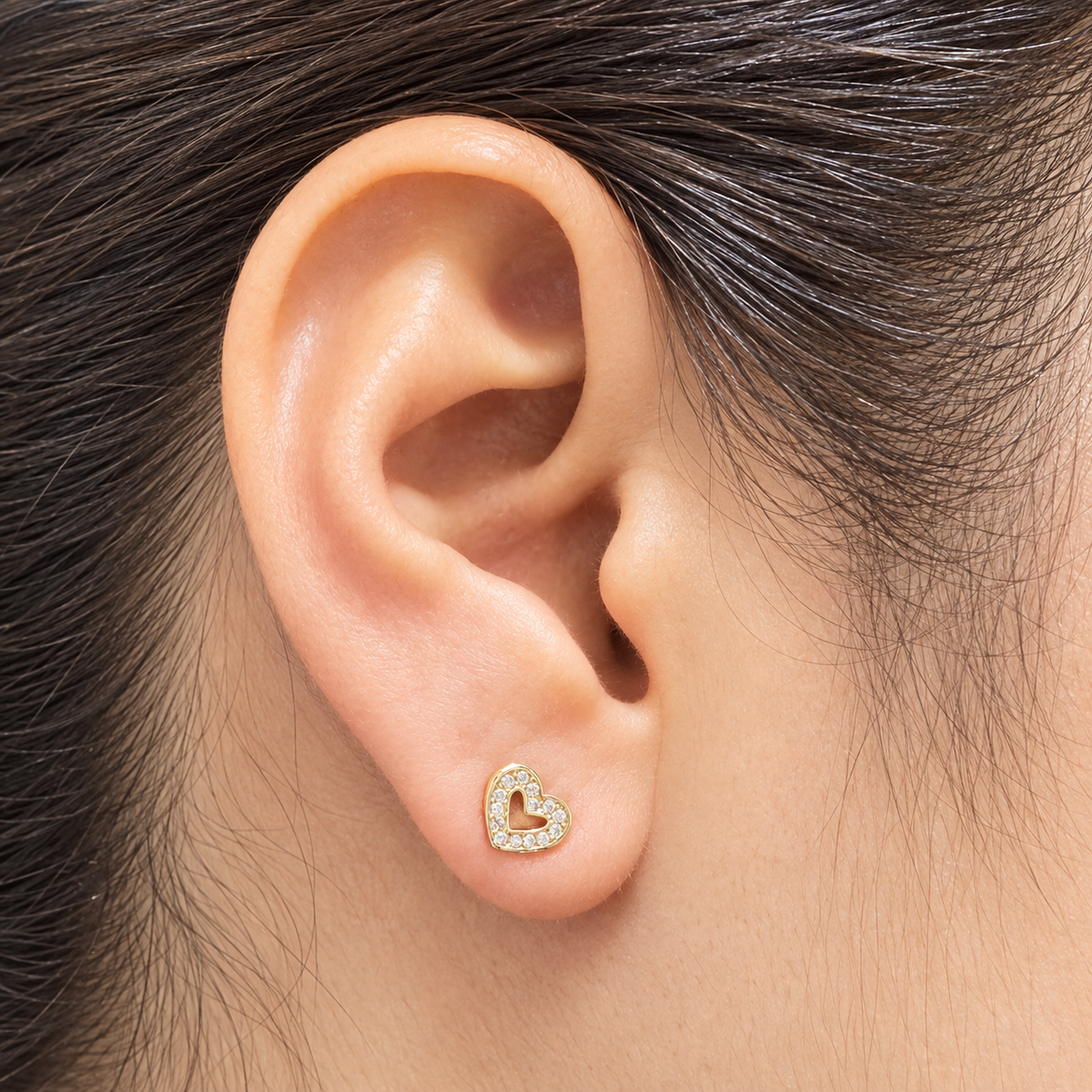 Heart Outline with Stone Stud Earrings
/ 1.22gr / 7mm / 18K Italian Gold