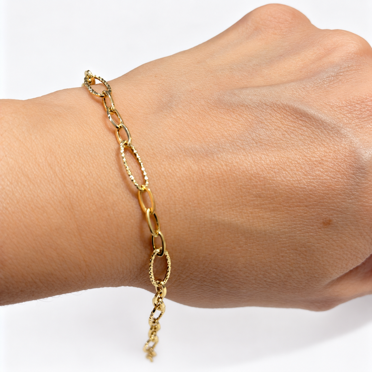 Pulsera de Eslabones Ovalados Tallados / 1.79 gr / 18.5 cm / 5 mm / Oro italiano de 18K