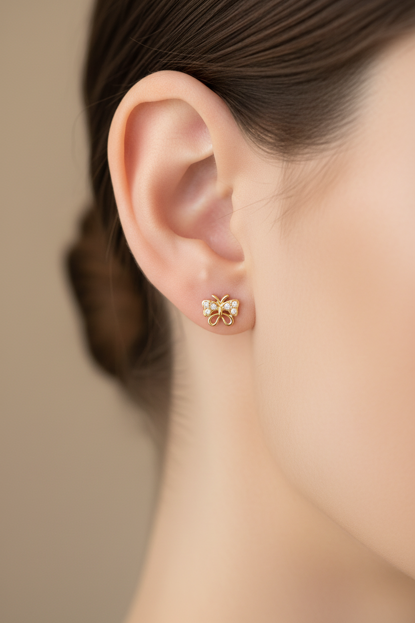 Aretes Butterfly Stud micro tamaño en modelo