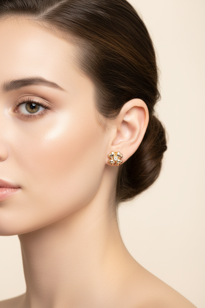 Aretes tri-gold tamaño mínimo en modelo