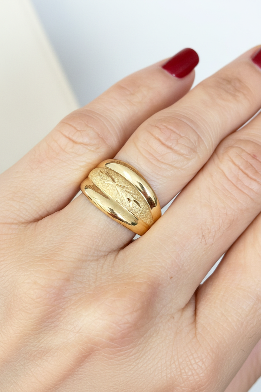 DIAMOND-CUT RING - Con uñas rojas