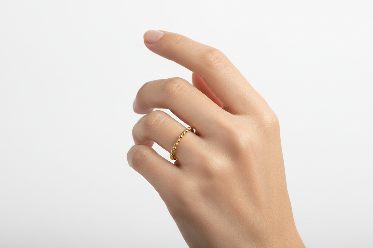 Mano delicada con anillo SOFI - fotografía profesional de catálogo