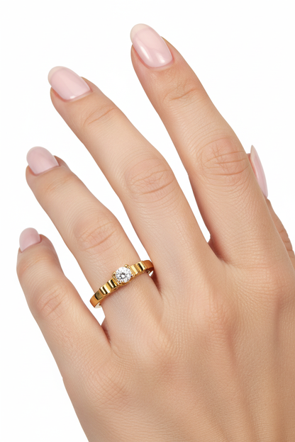 Mano elegante con uñas rosa claro usando anillo solitario - fotografía catálogo