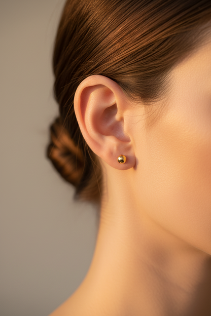 Modelo usando arete BALL STUD SIZE 5 - fotografía profesional