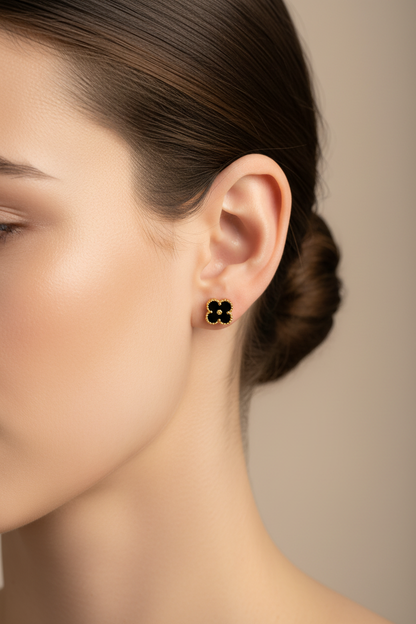 Modelo usando arete BLACK CLOVER - fotografía profesional