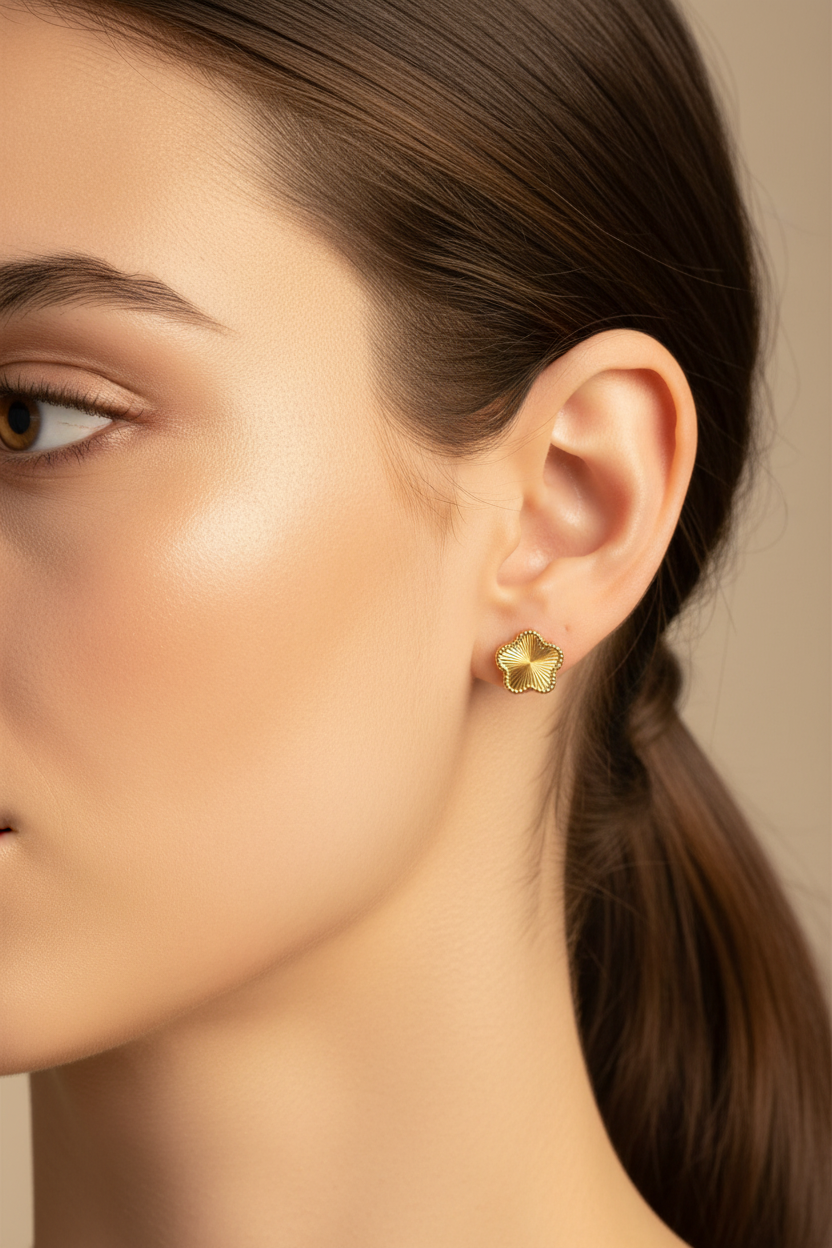 Modelo usando arete CLOVER extra pequeño - fotografía profesional