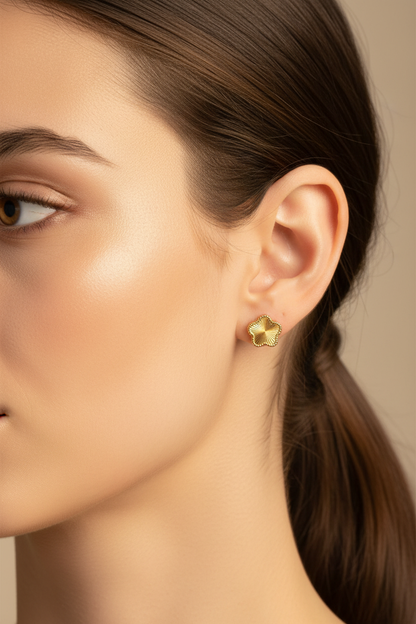 Modelo usando arete CLOVER extra pequeño - fotografía profesional