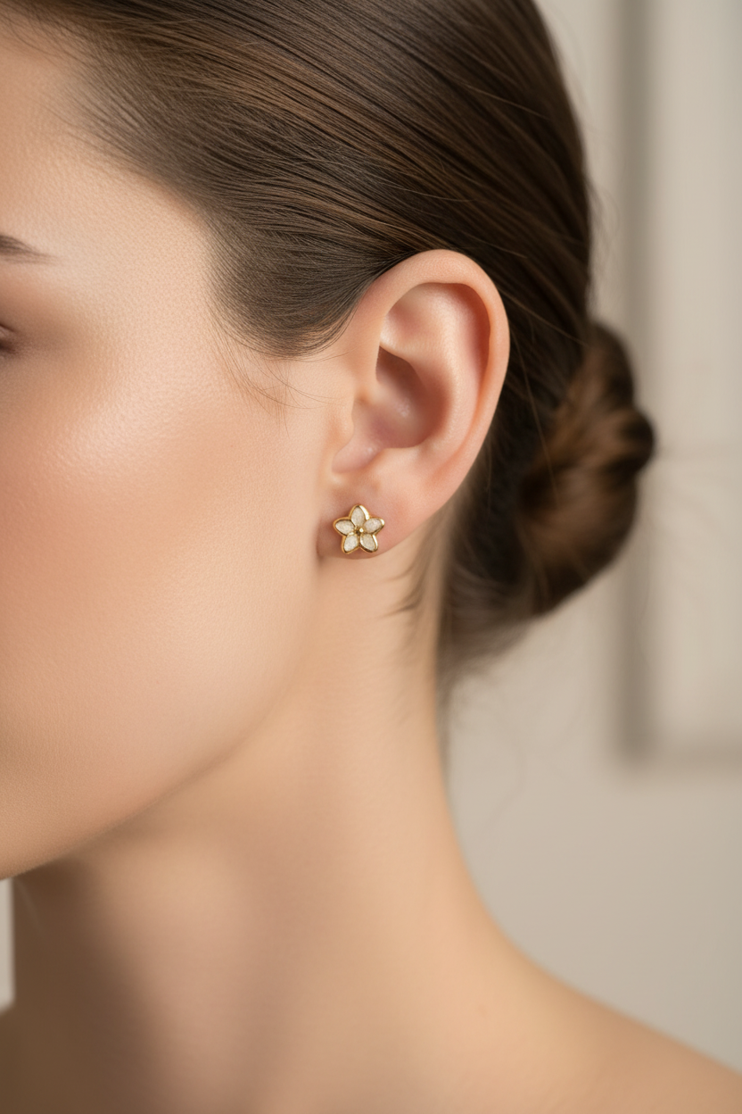 Modelo usando arete FLOWER WHITE ultra pequeño - fotografía profesional