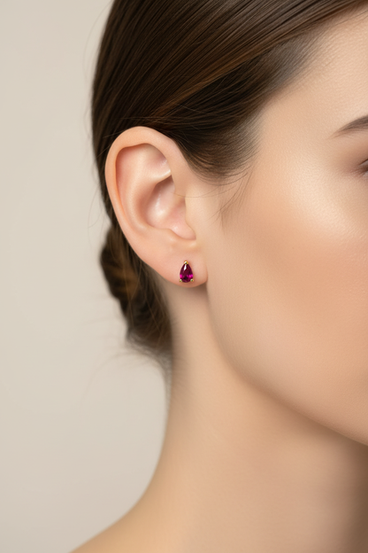 Modelo usando arete RED STONE TEARDROP - fotografía profesional