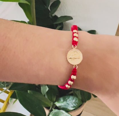 Pulsera de macramé de San Benito roja en oro de 18K