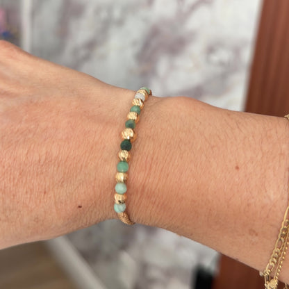 Pulsera con esmeralda muralla y cuentas de oro de 5 y 6 mm