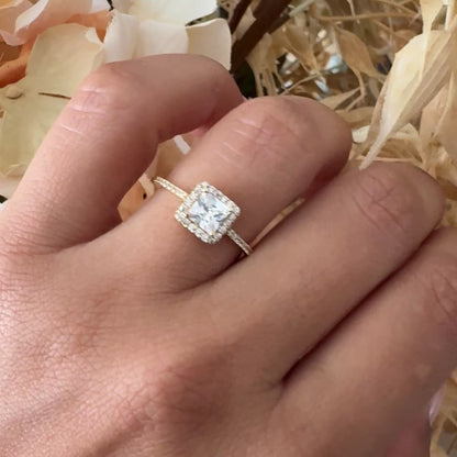 Square Stone Solitaire Ring / 2.13g / Size 7/ 18K Italian Gold