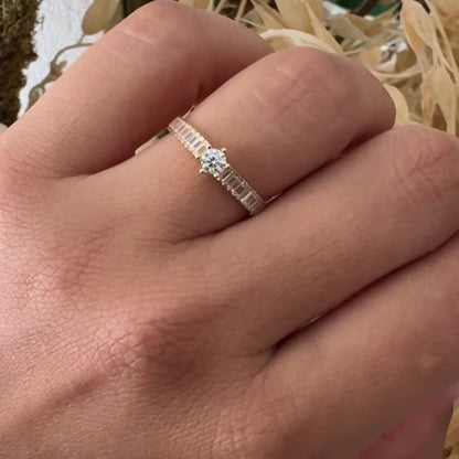 Stone Solitaire Ring / 1.77g / Size 7/ 18K Italian Gold