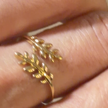 Leaf Ring / 1.7 gr / Size 7 / 18K Italian Gold
