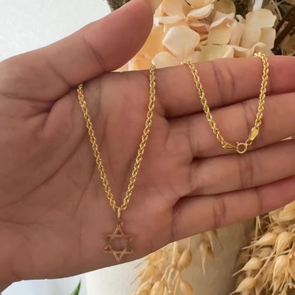 Cadena de Cuerda con Colgantes Estrella / 2.65 gr / 45 cm / 2 mm / Colgante 0.72 gr / 2 cm / Oro italiano de 18K