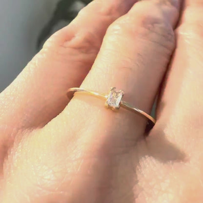 Solitaire Ring / 1.16 gr / Size 5 1/2 / 18K Italian Gold