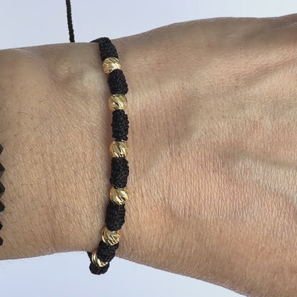 7/PULSERA NUDO CON CUENTAS DE ORO