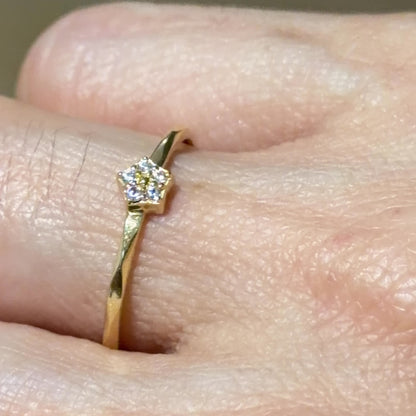 Flower Ring with Stone / 0.96 gr / Size 6 3/4 / 18K Italian Gold