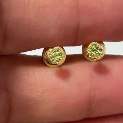 Pendientes de oro de 18 quilates con diseño de mini corazón verde y piedras / 0,52 g / 3 mm