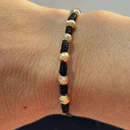 7/PULSERA NUDO CON CUENTAS DE ORO