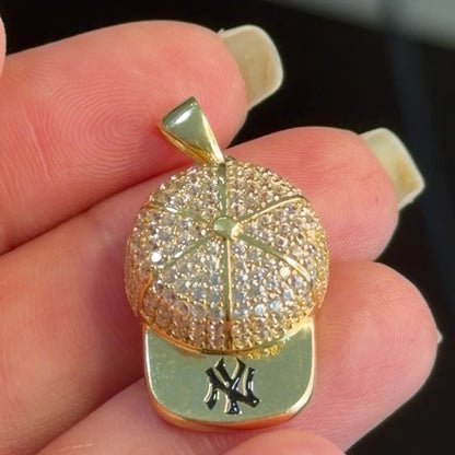 Cap Pendant with Stones/ 5.72gr /3.2cm / 18K Italian Gold