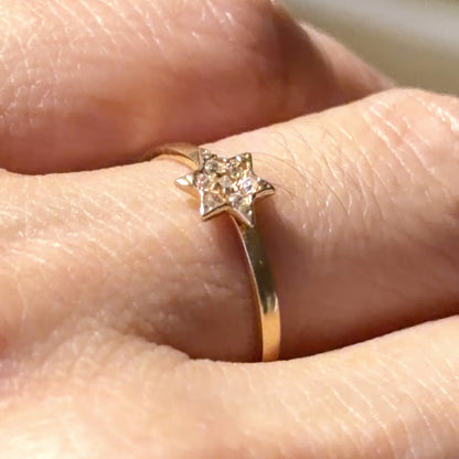 Star Ring / 1.1 gr / Size 4 1/2 / 18K Italian Gold