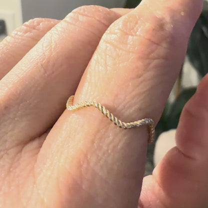 CURVED GOLD RING