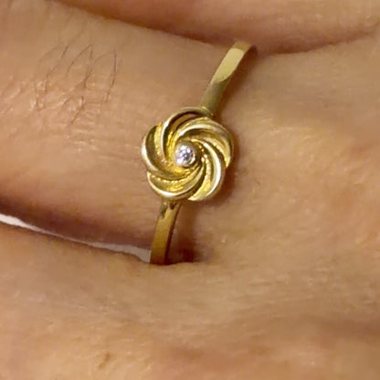 Flower Ring / 1.15 gr / Size 7 / 18K Italian Gold