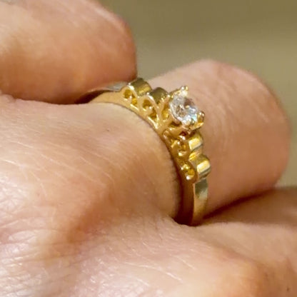 Solitaire Ring / 2.3 gr / Size 5 / 18K Italian Gold