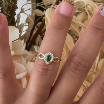 Teardrop Green Stone Solitaire Ring / 1.22g / Size 6 1/4  / 18K Italian Gold