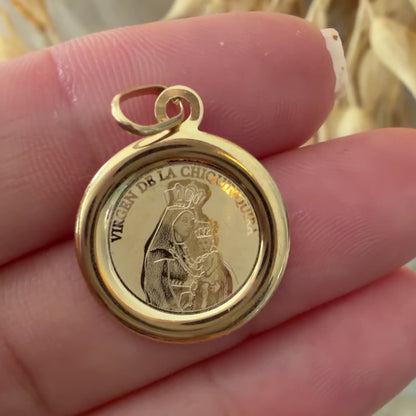 Our Lady of Chiquinquirá Pendant
/ 1.25gr / 2.5cm / 18K Italian Gold