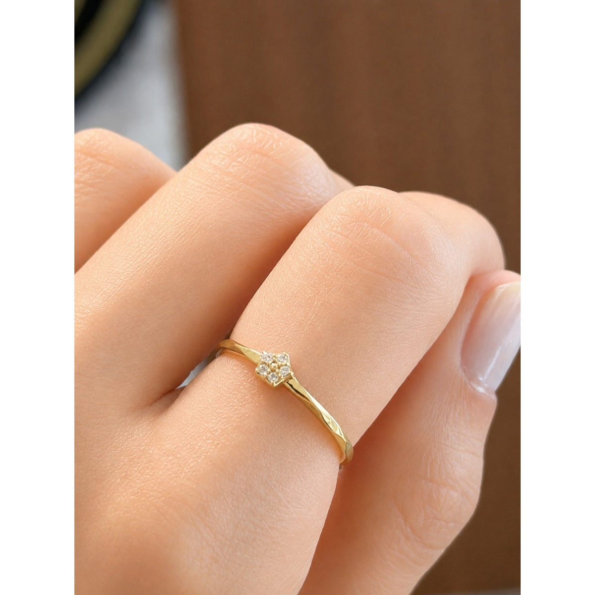 Flower Ring with Stone / 0.96 gr / Size 6 3/4 / 18K Italian Gold