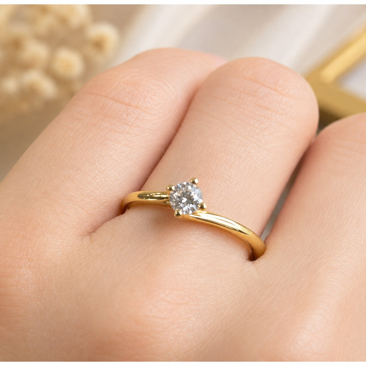Solitaire Ring / 2.04 gr / Size 7 1/2 / 18K Italian Gold
