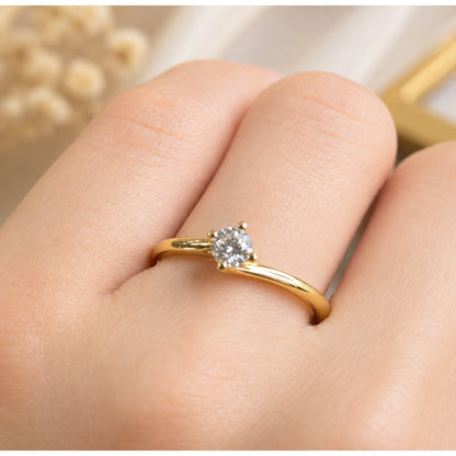 Solitaire Ring / 2.04 gr / Size 7 1/2 / 18K Italian Gold