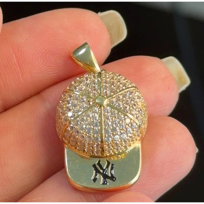 Cap Pendant with Stones / 5.72 gr / 3.2 cm / 18K Italian Gold