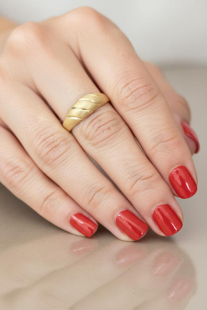 TEXTURED RING - Foto elegante con uñas rojas